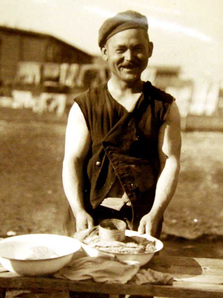 Rusian Prisoner of War, a Tartar Washing, WWI (33094659835)