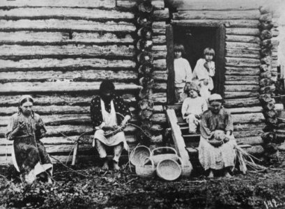 Russischer Photograph um 1890 - Hausarbeit - Schnitzen hölzerner Haushaltsgeräte, Spinnen, Weben, Holzdruck und Korbflechten (2) (Zeno Fotografie)