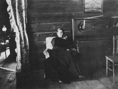 Russischer Photograph - Pensa; über dem Klavier hängt die Photographie eines weiteren Hauses der Familie (Zeno Fotografie)