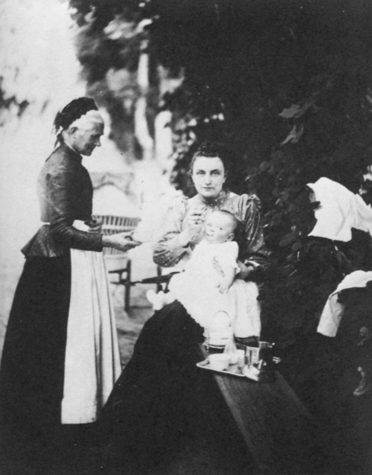 Russischer Photograph um 1895 - Kindermädchen mit ihren Schützlingen (1) (Zeno Fotografie)