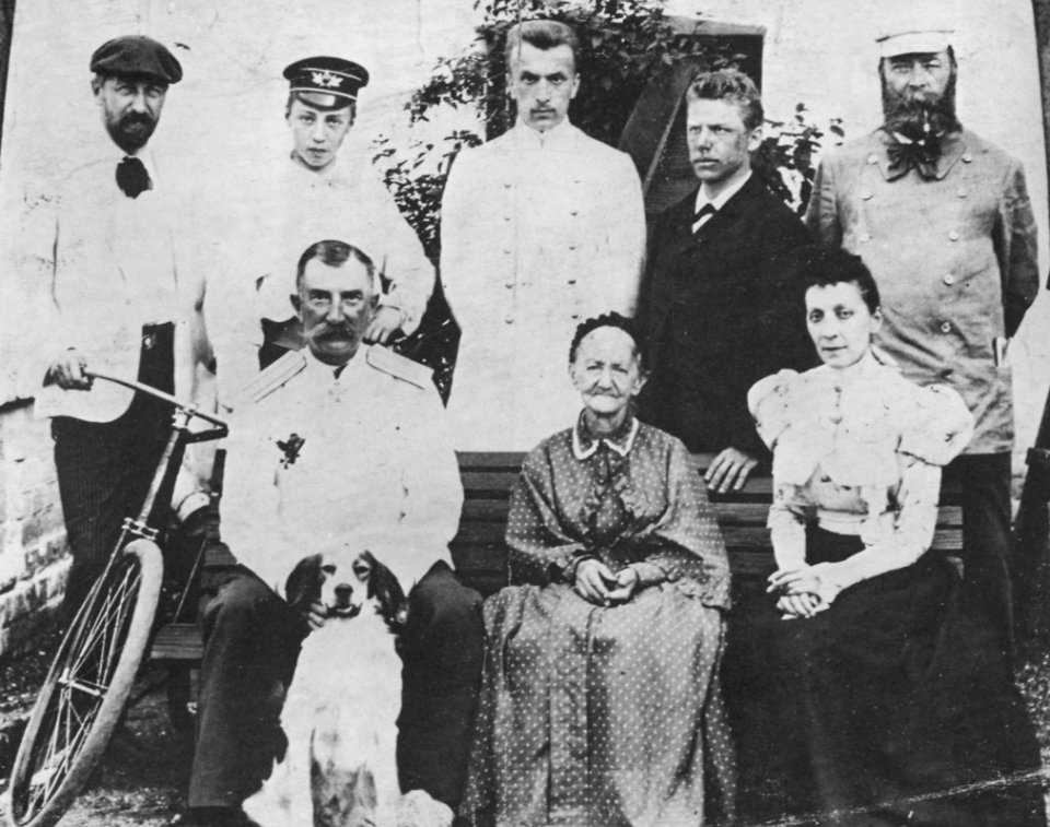 Russischer Photograph um 1896 - Die Familie des Fürsten M.I. Koslowskij. Neben den beiden Söhnen deren Lehrer - ein Franzose (mit dem Fahrrad), ein Russe (im schwarzen Jackett) und ein Deutscher (mit Pfeife) (Zeno Fotografie)