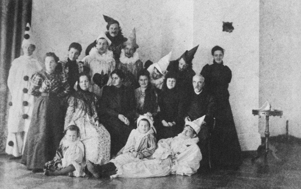 Russischer Photograph um 1898 - Maskenfeste und Liebhabertheater, häufig unter Beteiligung benachbarter Familien, sorgten in den langen Monaten der Abwesenheit von der Stadt für Abwechslung (Zeno Fotografie)