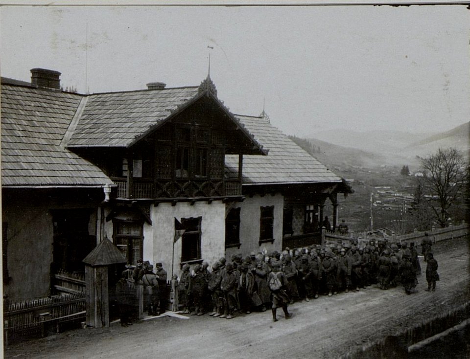 Russ.Kriegsgefangene vor dem Kmdo. der 12.ITD. (BildID 15453585)