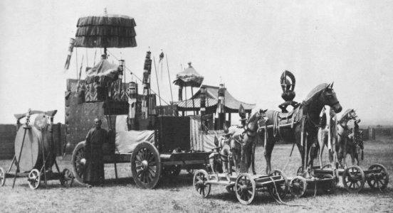 Russischer Photograph um 1900 - Ein zu einem buddhistischen Ritus gehörender Wagen (Zeno Fotografie)