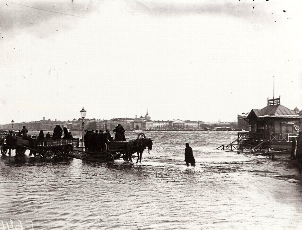 Russischer Photograph um 1903 - Hochwasser der Neva, vom Universitätskai aus gesehen. St. Petersburg (Zeno Fotografie)