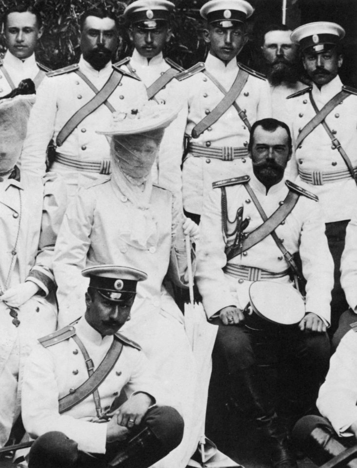 Russischer Photograph um 1904 - Der Kaiser und die Kaiserin, umgeben von Offizieren des Reitergarde-Regiments (Zeno Fotografie)