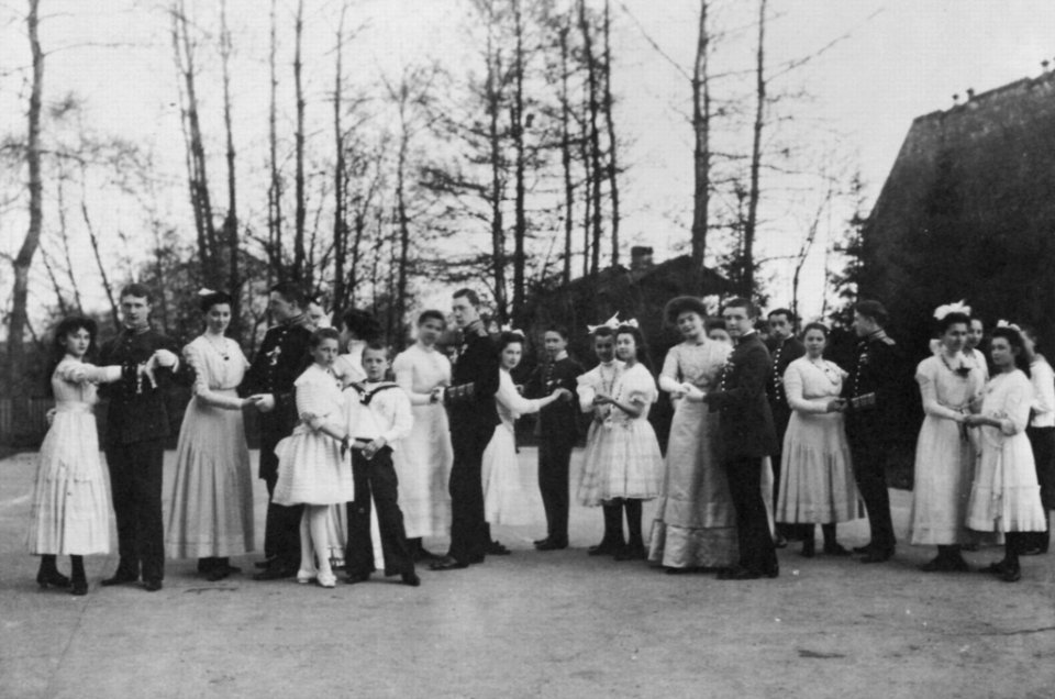 Russischer Photograph um 1904 - Jugendliche Teegesellschaft in Zarskoje Selo (Zeno Fotografie)