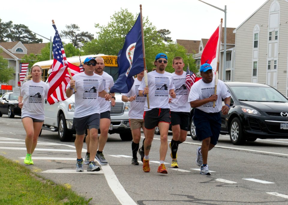 Run for the Fallen 150430-N-MW280-058