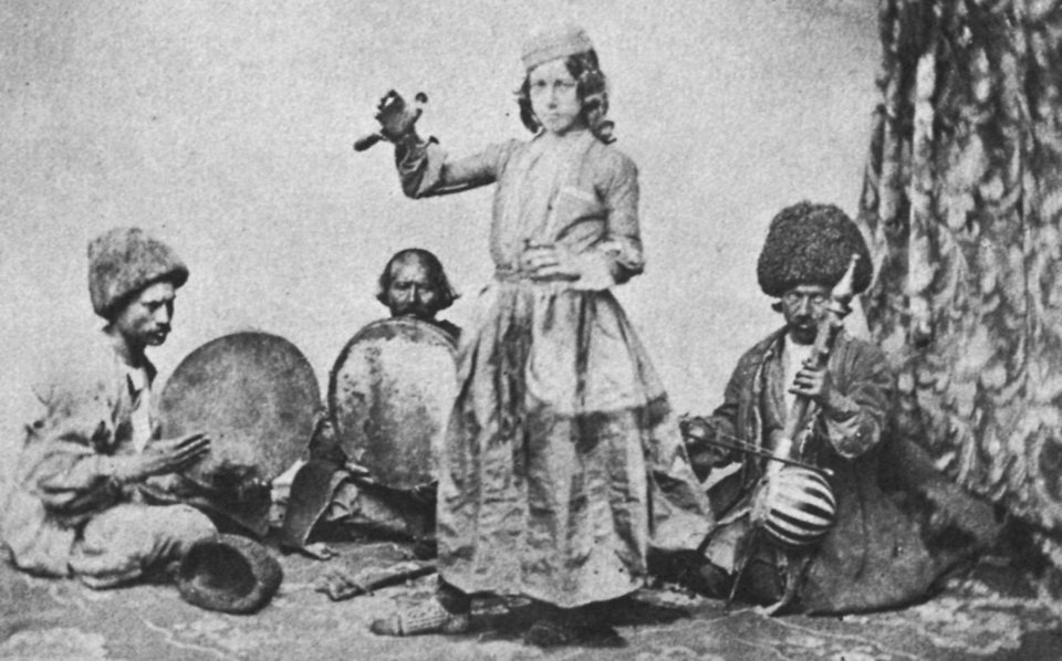 Russischer Photograph um 1865 - Eine Zigeunerkapelle und eine Tänzerin (Zeno Fotografie)
