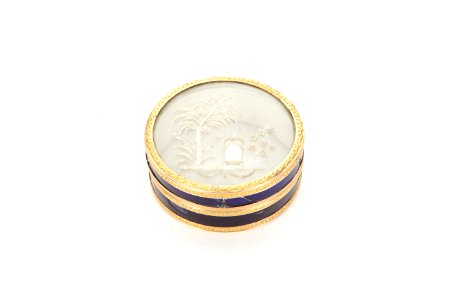 Rund dosa från 1800-talet med pärlor, glas, guld och emalj - Skoklosters slott - 93553