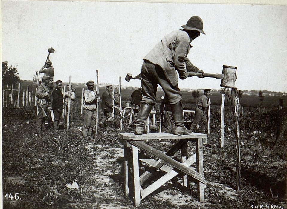 Russen beim Einschlagen von Pflöcken für Drahtverhau in Gnidawa. (BildID 15691573)