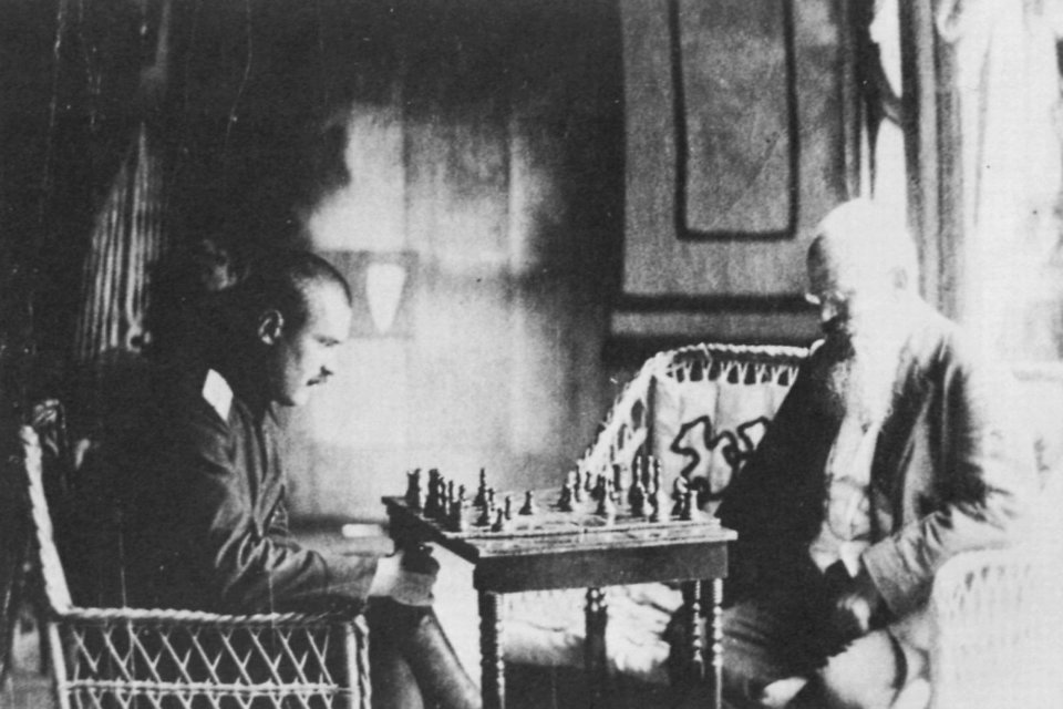 Russischer Photograph um 1900 - Eine Schachpartie zwischen Vater und Sohn Ossorguine (Zeno Fotografie)