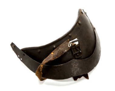 Rustningsdel till lårskena - Livrustkammaren - 106231