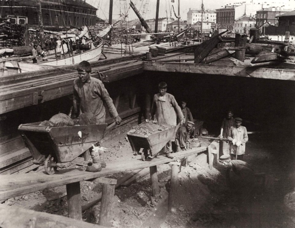 Russischer Photograph um 1900 - Löschen eines Schlepperkahns. St. Petersburg (Zeno Fotografie)