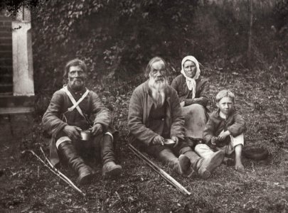 Russischer Photograph um 1900 - Wandernde Tagelöhner bei einer Rast. St. Petersburg (Zeno Fotografie)