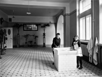 Ruotsinkielisen kansakoulun Cygnaeusskolan oppilaita käytävässä käsien pesulla, Helsinki 1913, Ratakatu 8 - N904