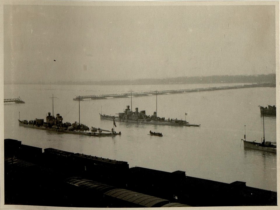 Ruse (Rustschuk), Zwei Monitore der k.u.k. Flotte ankern vor einer Pontonbrücke, die Ruse mit Giurgiu verbindet, aufgenommen am 12.12.1916 (BildID 15544853)