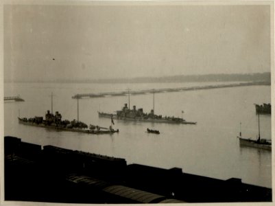 Ruse (Rustschuk), Zwei Monitore der k.u.k. Flotte ankern vor einer Pontonbrücke, die Ruse mit Giurgiu verbindet, aufgenommen am 12.12.1916 (BildID 15544853)