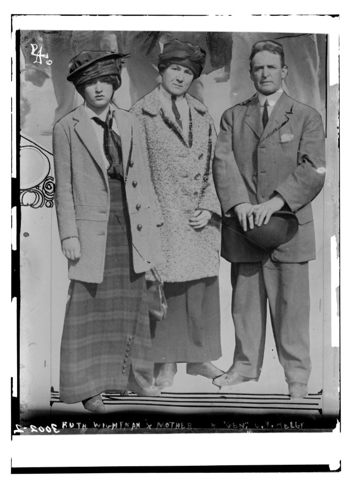 Ruth Wightman & Mother and Gen. C.T. Kelly LCCN2014695544