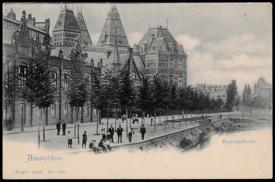Ruysdaelkade met op de achtergrond het Rijksmuseum. Rechts de Boerenwetering, Afb PRKBB00243000004