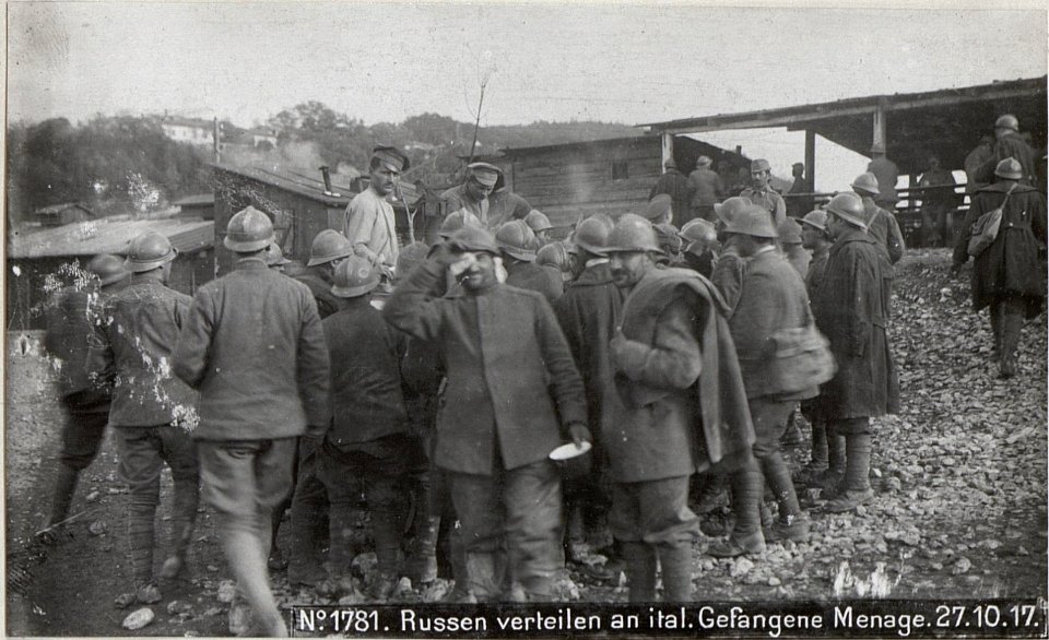 Russen verteilen an ital.Gefangene Menage.27.10.17. (BildID 15608894)