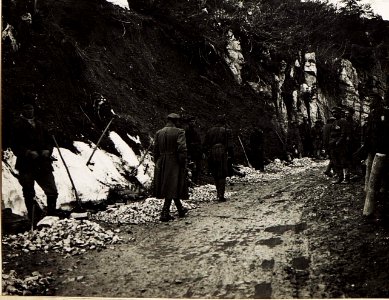 Russische Kriegsgefangene bei der Arbeit auf der Straße Folgaria - Sebastiano. (BildID 15584529)