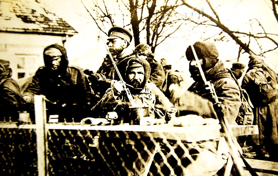 Russian and Siberian soldiers captured by German troops (30954259082)