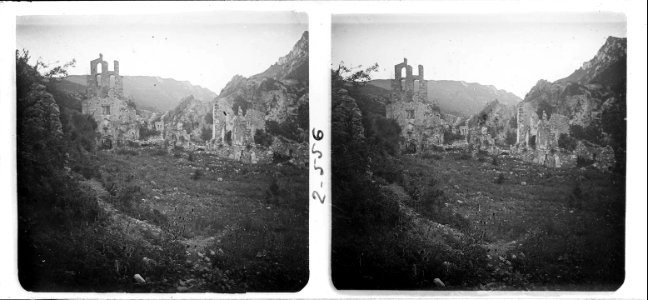 Ruïnes de la façana principal de l ' antic monestir de la Mare de Déu de Lavaix