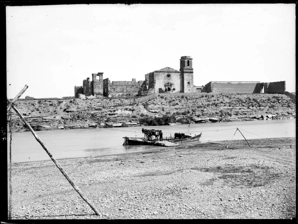 Ruïnes del convent d'Escarp vistes desde la riba del riu Segre