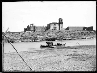 Ruïnes del convent d'Escarp vistes desde la riba del riu Segre