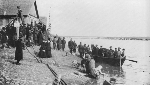 Russischer Photograph - Ankunft im Dorf Janowo im Baltikum (Zeno Fotografie)