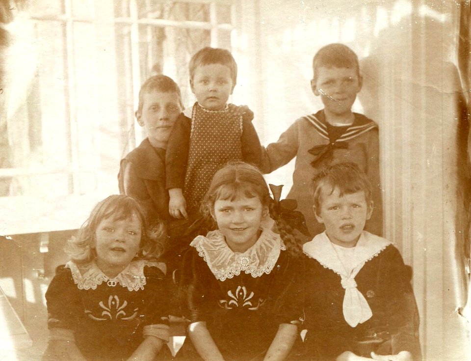 Rynor Sandberg & nieces & nephews c 1918