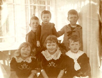 Rynor Sandberg & nieces & nephews c 1918