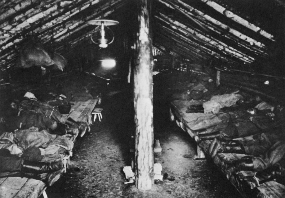 Russischer Photograph - Das Alexandrowskij-Zentralgefängnis nahe Irkutsk - eine Sträflingsbaracke (Zeno Fotografie)
