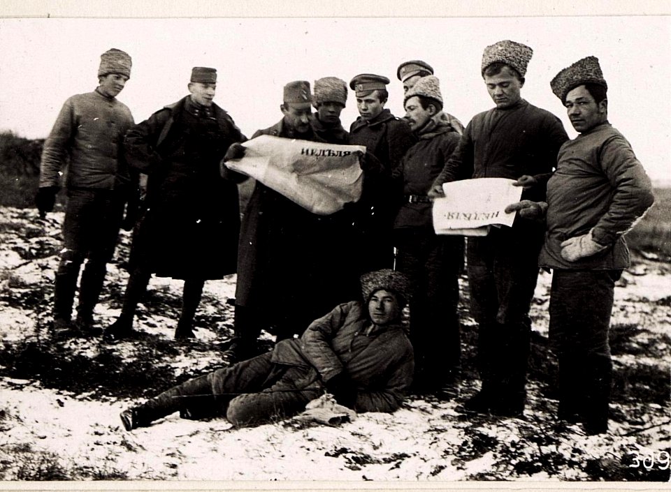 Russian Parlementaires reading newspapers (BildID 4816479)