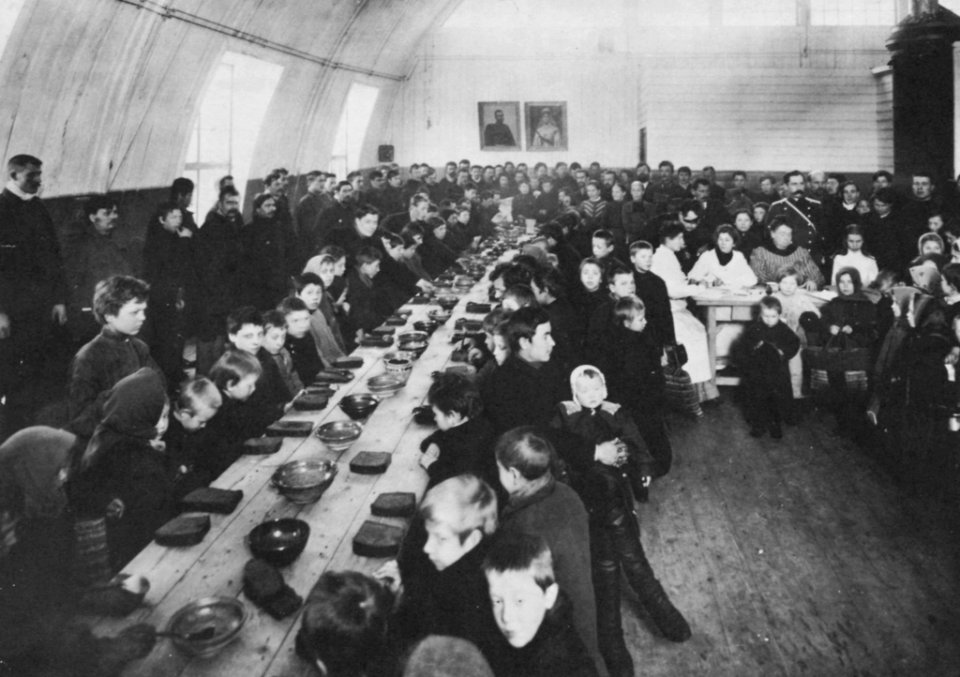 Russischer Photograph - Ein Kinderspeisesaal in St. Petersburg (Zeno Fotografie)