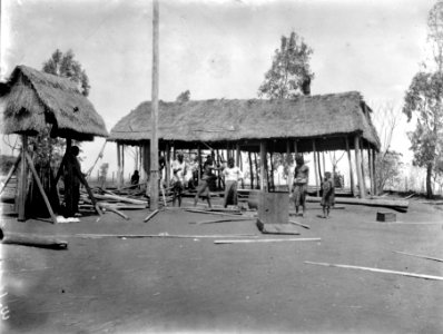 Råttjakt då man river ett hus. S-te Marie de Marovoay. Madagaskar - SMVK - 021869