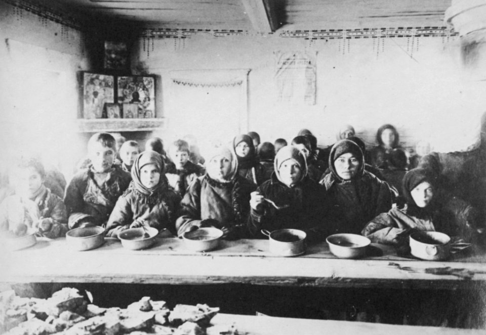 Russischer Photograph - Essensausgabe durch das Rote Kreuz (Zeno Fotografie)
