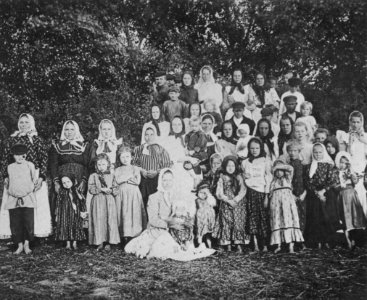 Russischer Photograph - Frauen und Kinder auf dem Gut des Grafen Baranow (Zeno Fotografie)