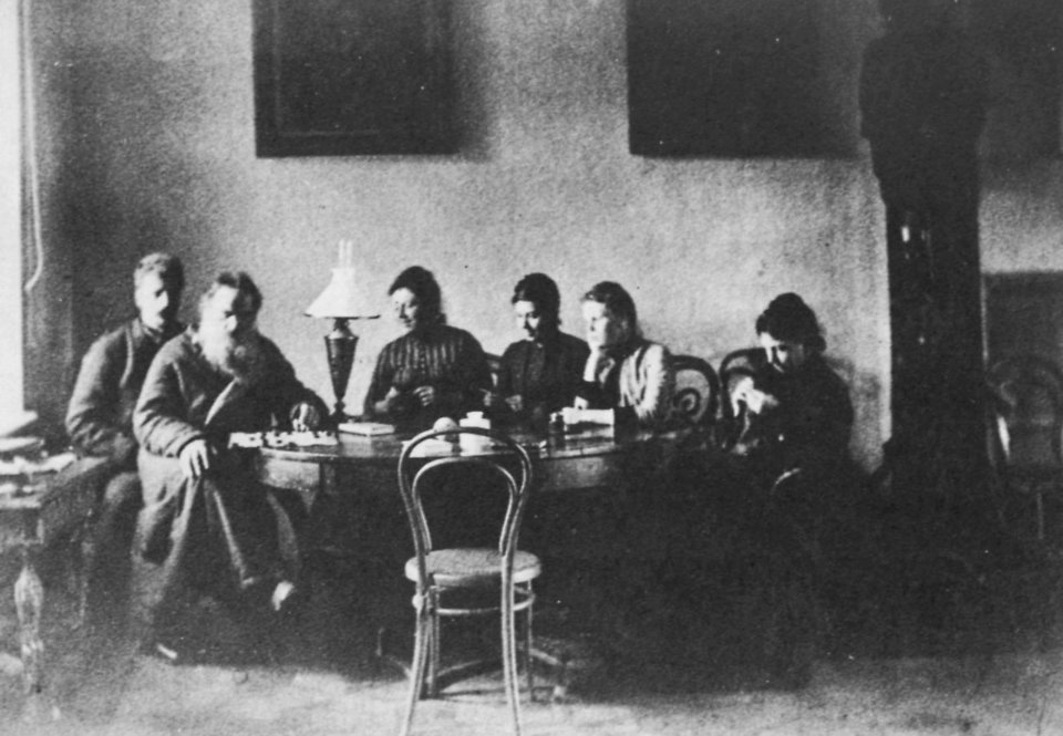 Russischer Photograph - Graf Leo Tolstoj beim Legen einer Patience im Kreis seiner Familie (Zeno Fotografie)