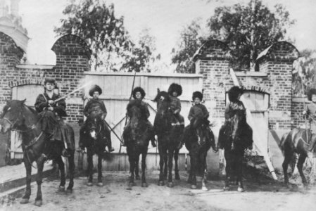 Russischer Photograph - Jugendliche Wächter vor dem Fabriktor (Zeno Fotografie)