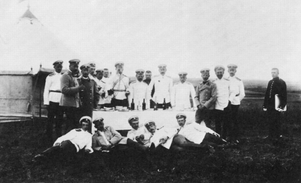 Russischer Photograph - Offiziere der Reitergarde in ihrem Sommerquartier in Krasnoje Selo (1) (Zeno Fotografie)