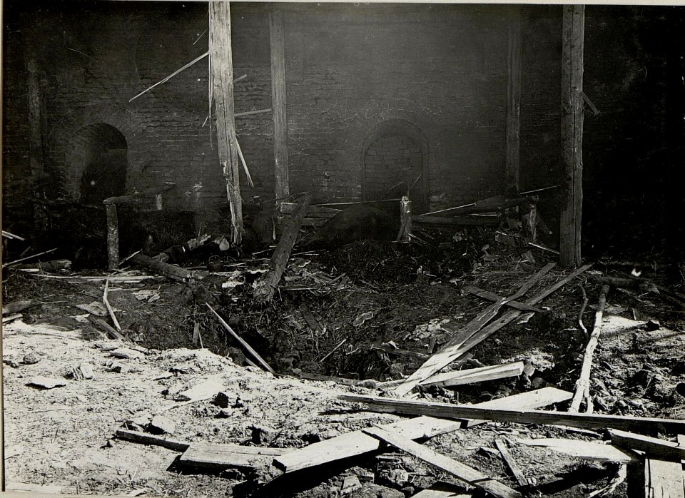 Russische Fliegerbomben Wirkung. Ein Mann tot. Aufgenommen im BUCZACZ am 30.III.1916. (BildID 15536527)