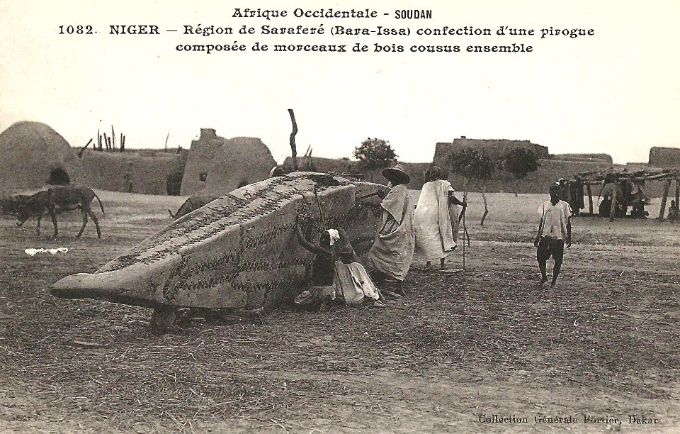 Région de Saraféré-Confection d'une pirogue (AOF)