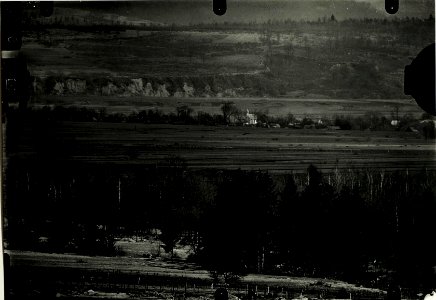 Russische und eigene Feldwachenlinie mit einigen Russen auf der Deckung bei Solotwyno, 30. April 1917. (BildID 15590928)
