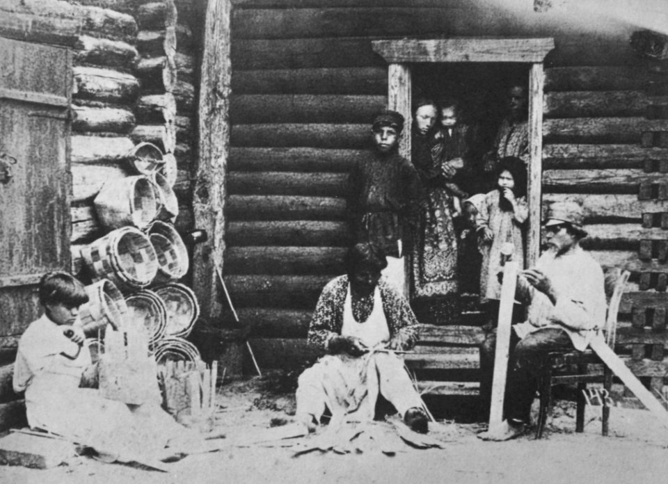 Russischer Photograph um 1890 - Hausarbeit - Schnitzen hölzerner Haushaltsgeräte, Spinnen, Weben, Holzdruck und Korbflechten (1) (Zeno Fotografie)