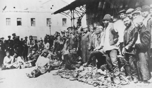 Russischer Photograph - Alte Schuhe auf dem Chitrow-Markt in Moskau (Zeno Fotografie)