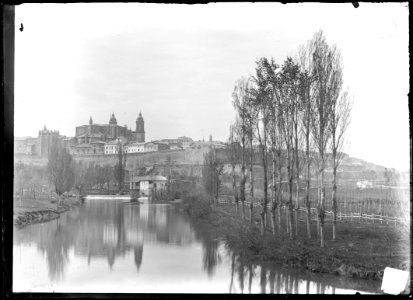 Río Arga y centro histórico de Pamplona desde el paraje de Alemanes - Altadill