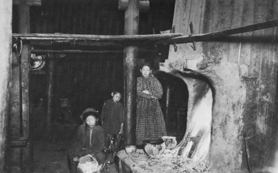 Russischer Photograph - Das Innere eines Jakuten-Hauses (Zeno Fotografie)