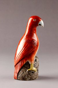 Röd papegoja gjord i Kina i mitten av 1700-talet för export - Hallwylska museet - 95435